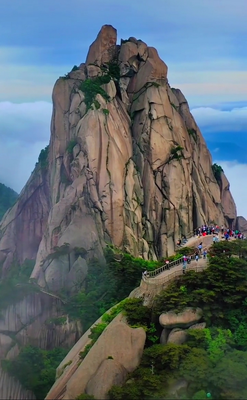 一柱擎天山的图片高清图片