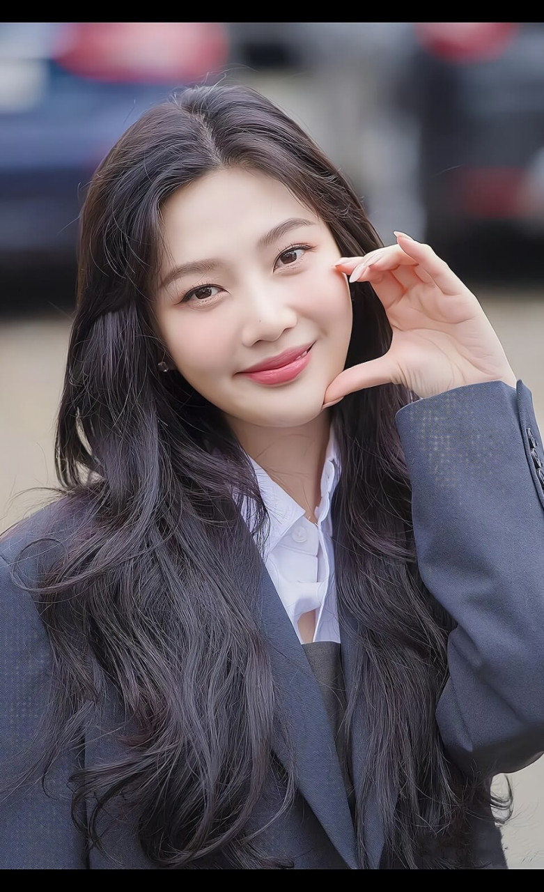 朴秀荣因其脸型比较圆润,所以有着圆圆的娃娃脸的可爱外形,使她如同