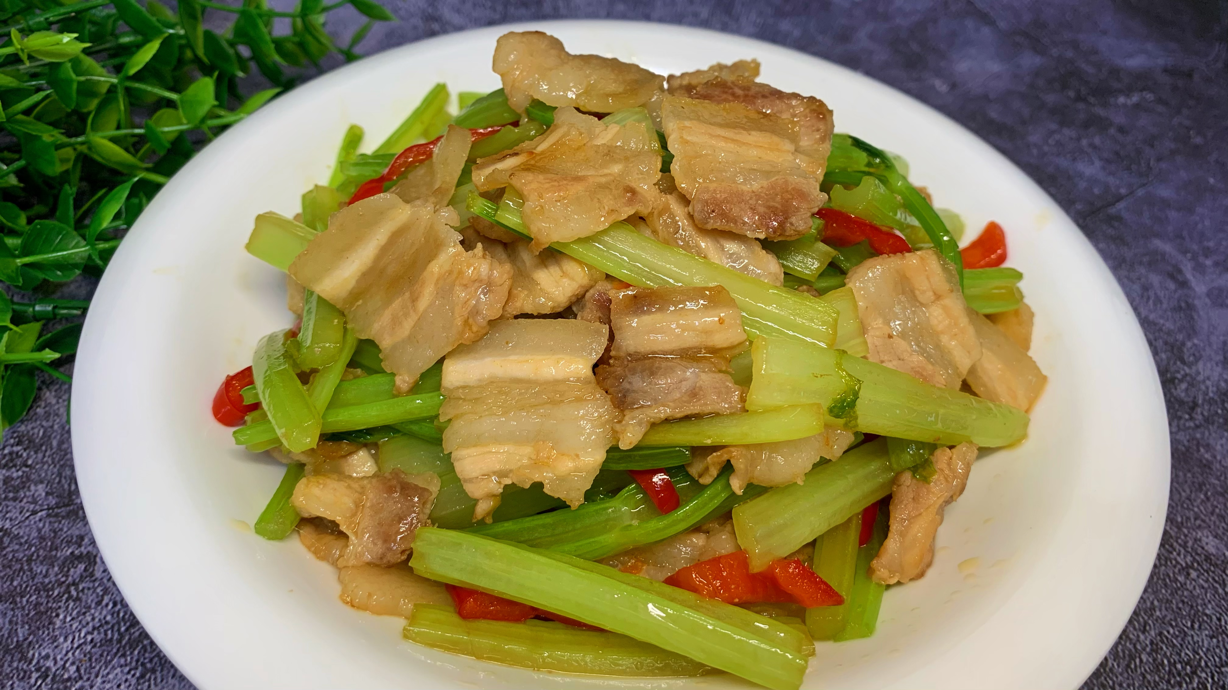 大厨教你芹菜炒五花肉家常做法,芹菜清脆爽口,肉片鲜香入味好吃