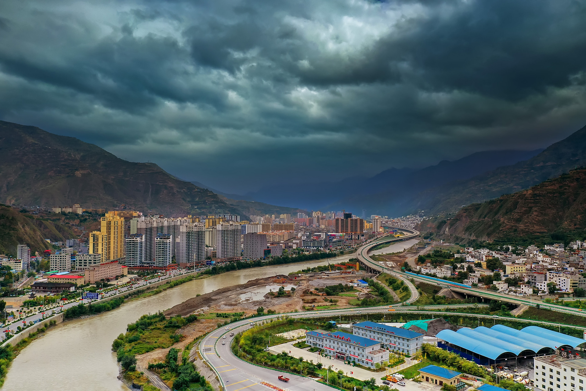 武都之行  大约是十五年前 爬山涉水 我去过武都 曾经站在白龙江边