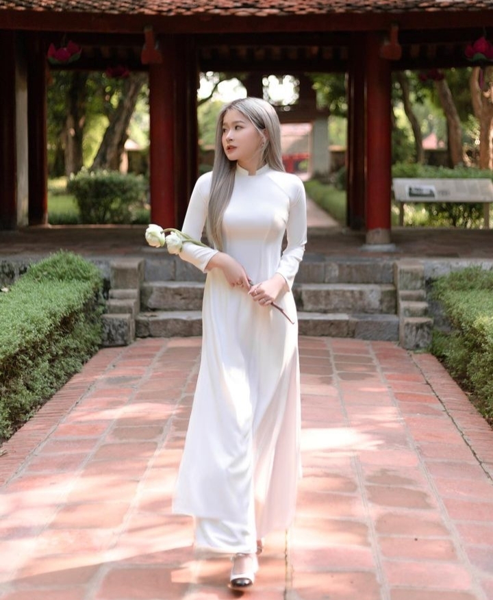 "国民老婆"身着白色奥黛晒出一组曼妙写真