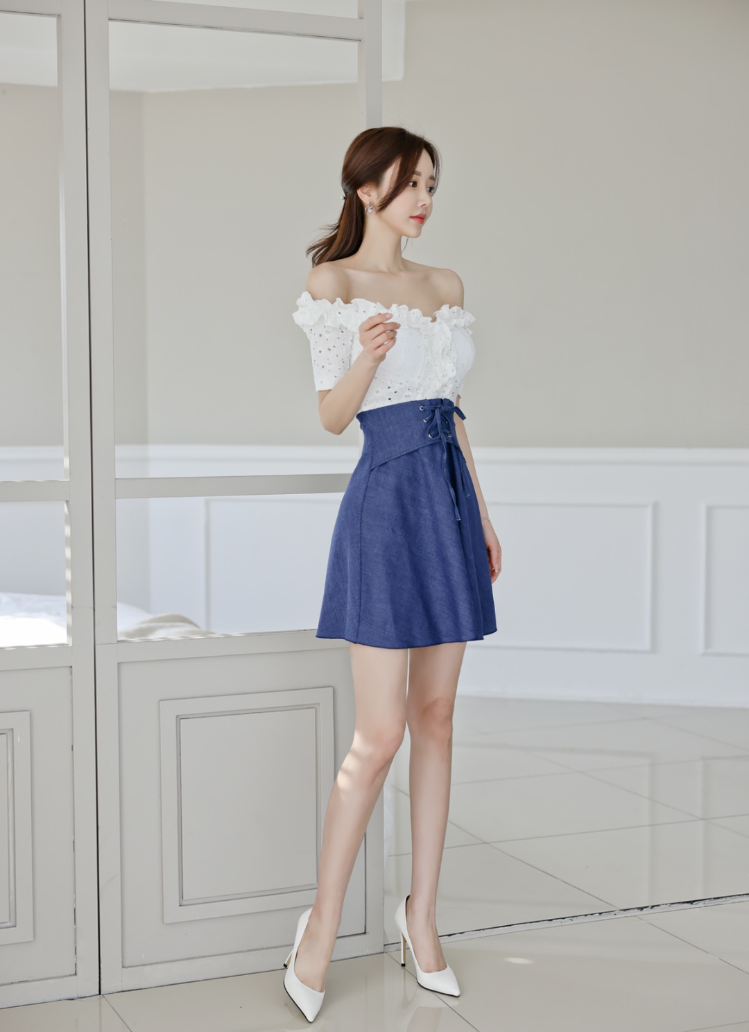 孙允珠韩国嫩模,一字肩束腰超短裙穿搭,水嫩诱人