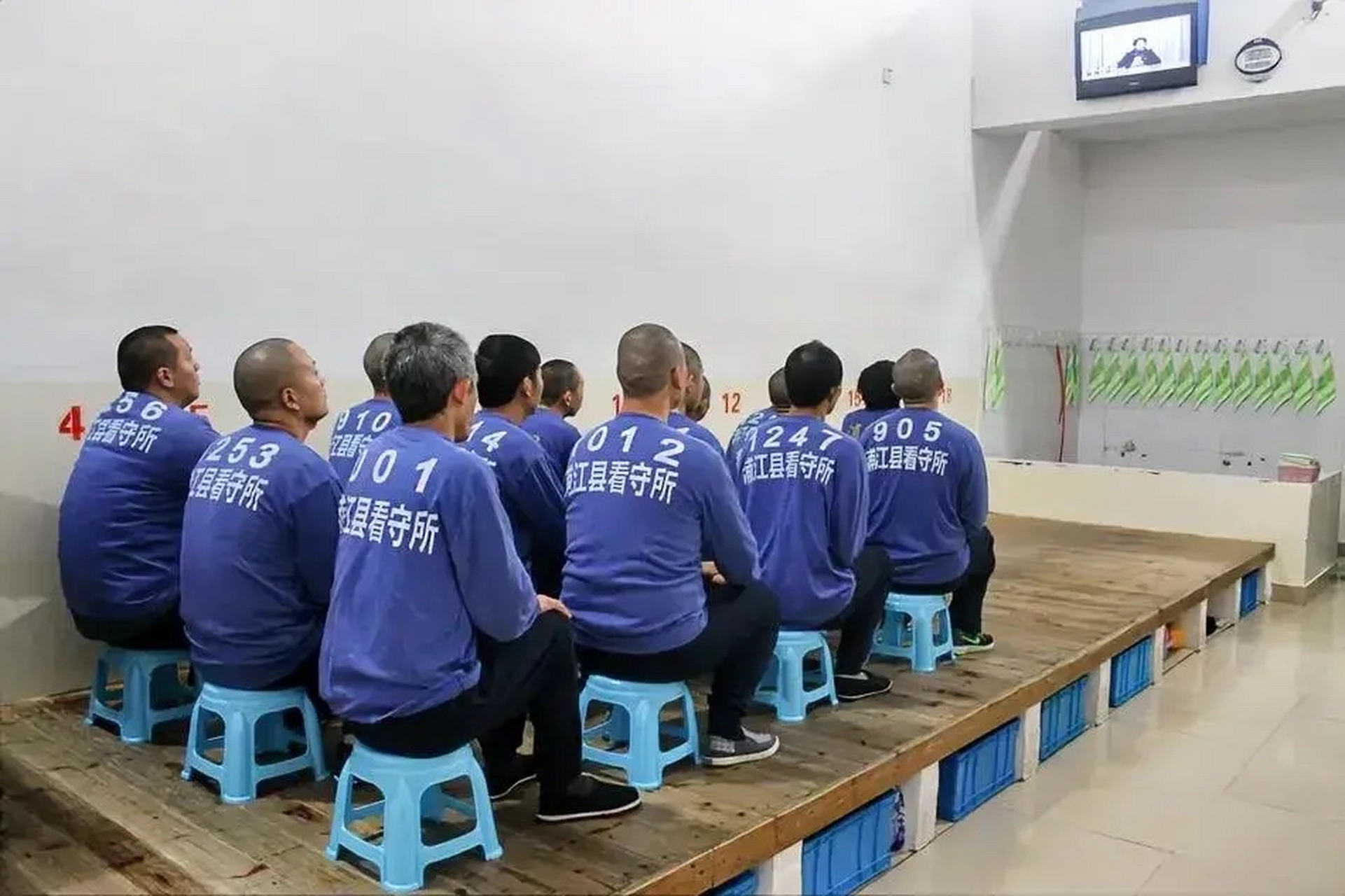 其实现在的看守所和监狱都是人性化管理,看守所以前安装的是吊扇,近年