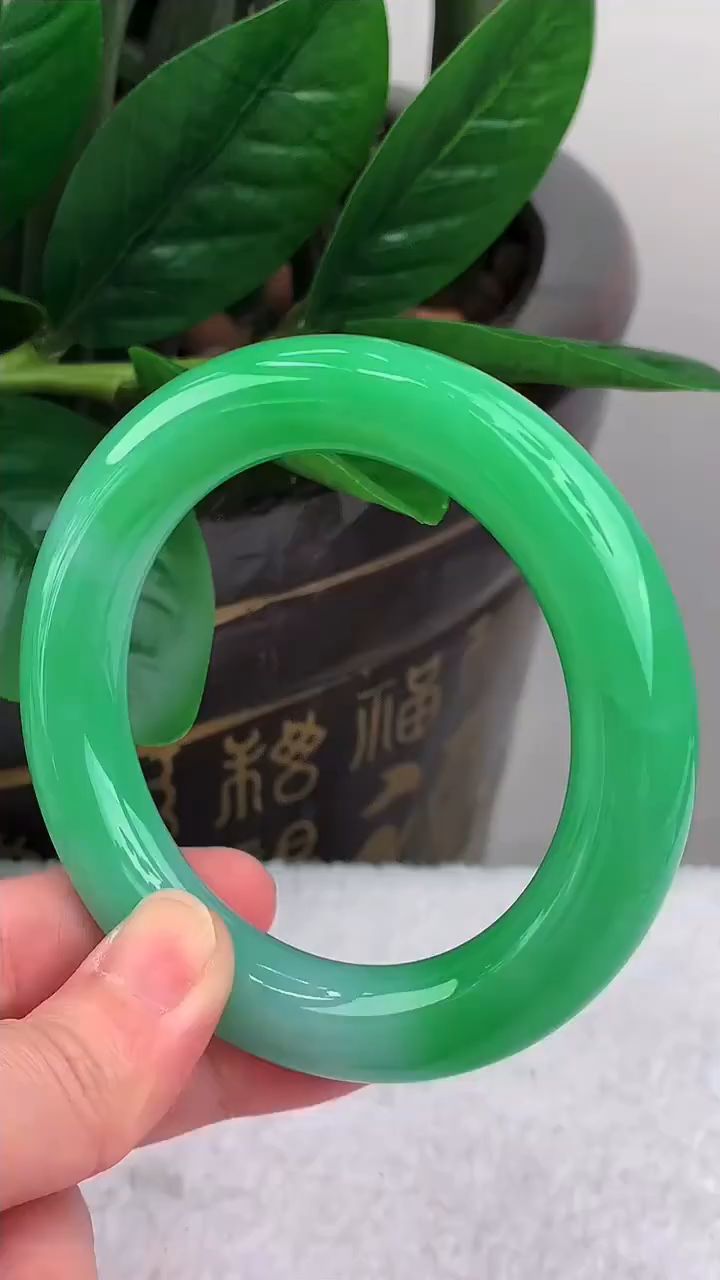 满绿果阳绿圆条手镯