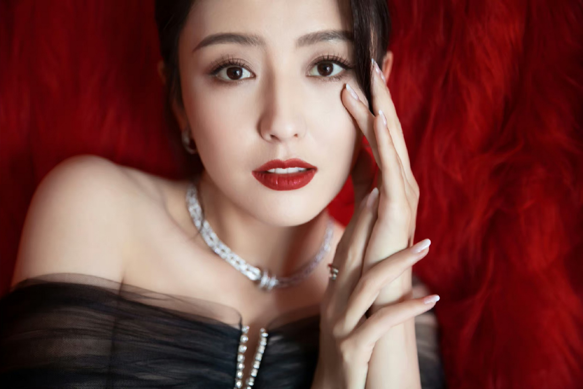 佟丽娅# 明眸红唇,一袭黑色抹胸纱裙,明眸红唇,性感妩媚,洒脱如风