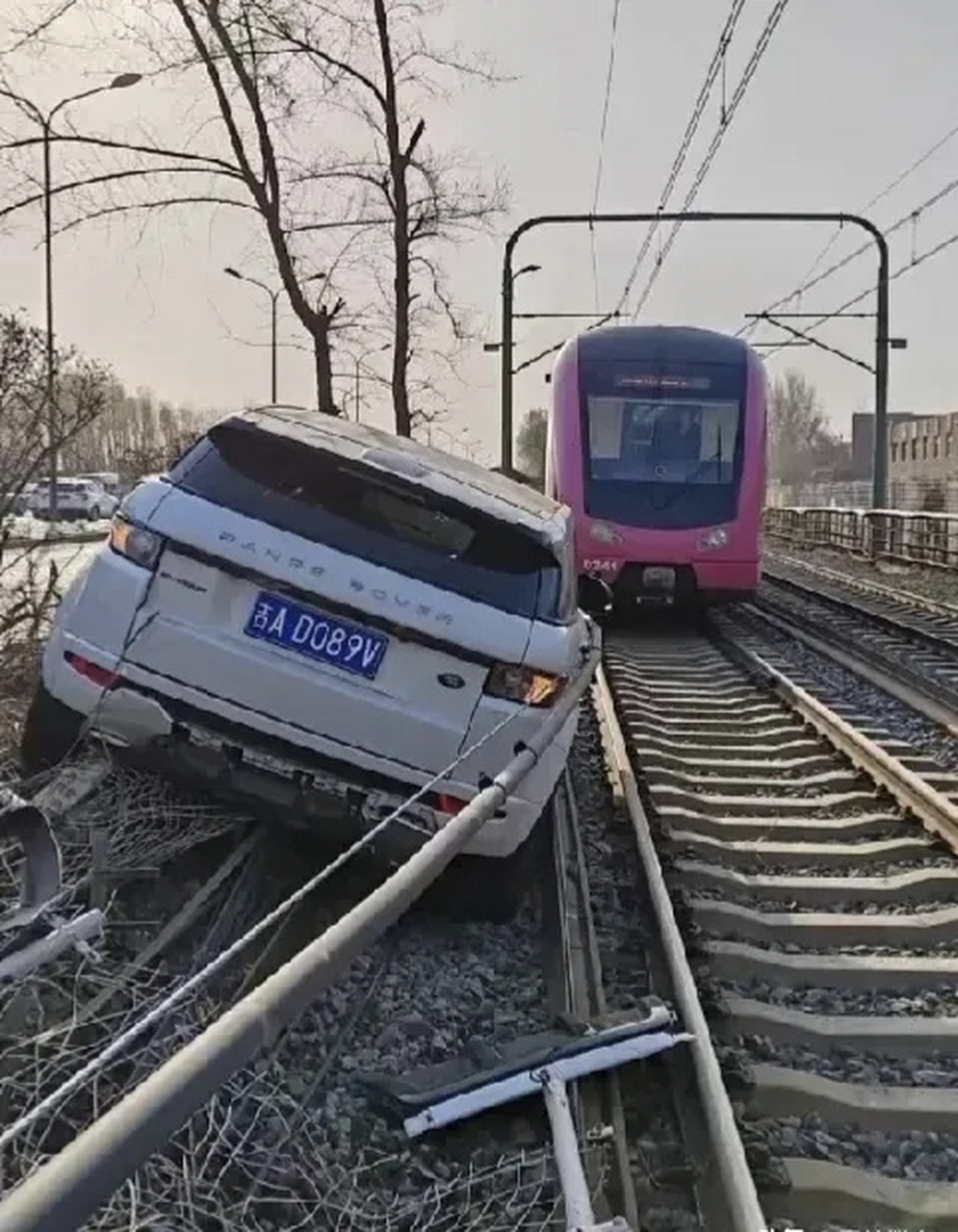 长春轻轨3号线今天怎么不走了.