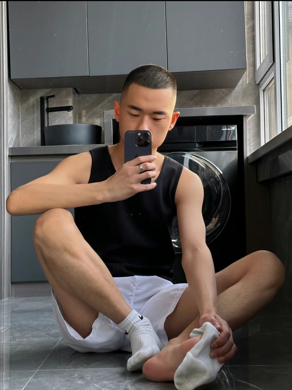 爱玩自拍的寸头肌肉帅哥,小哥穿着运动服看起来运动气息十足,尤其是他