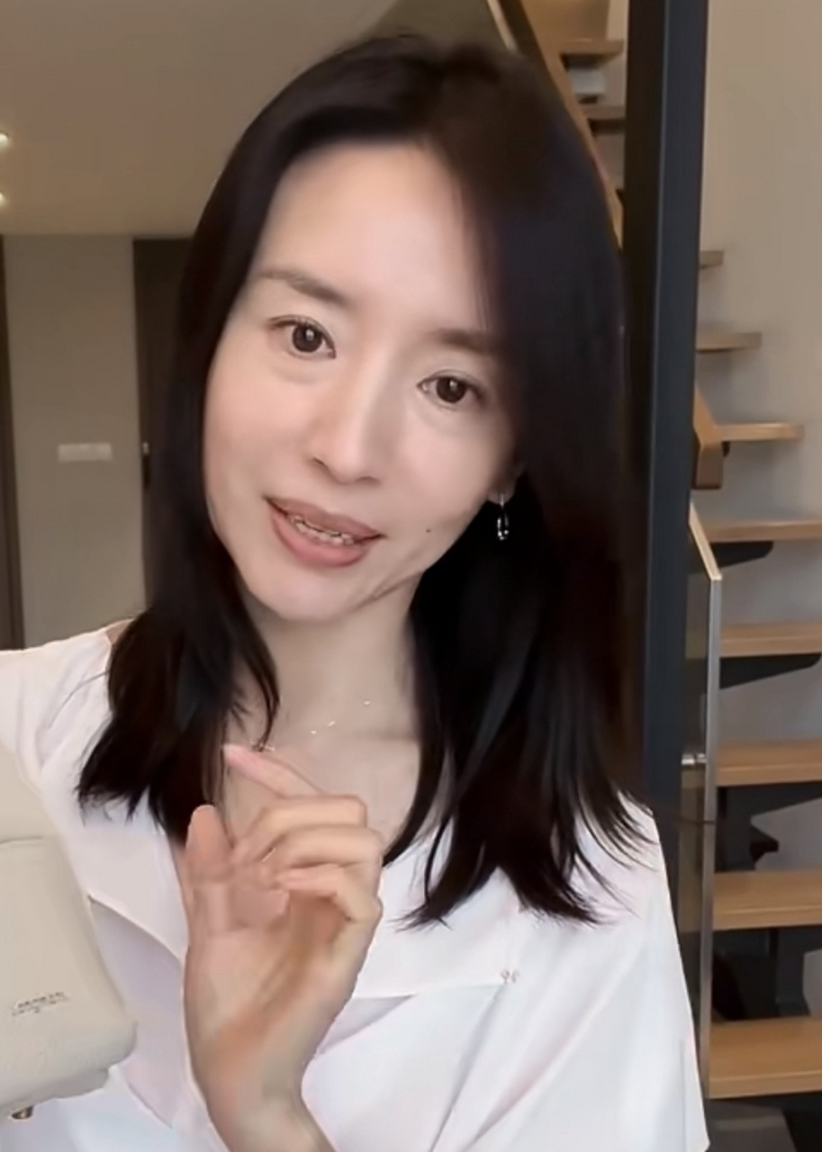 董洁出镜拍视频,眼袋越来越明显了,手背瘦得骨头关节都很明显,她这个