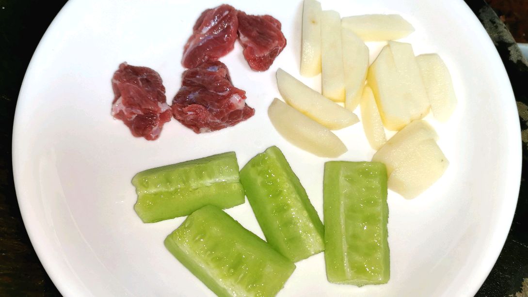 婴儿辅食中添加牛肉,补充蛋白质和氨基酸,增强体质和免疫力