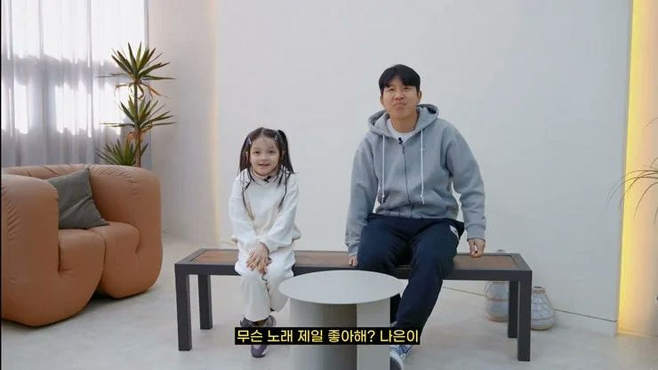韩国综艺# 《超人回来了》娜恩提到iu是她最喜欢的歌手之一05  q
