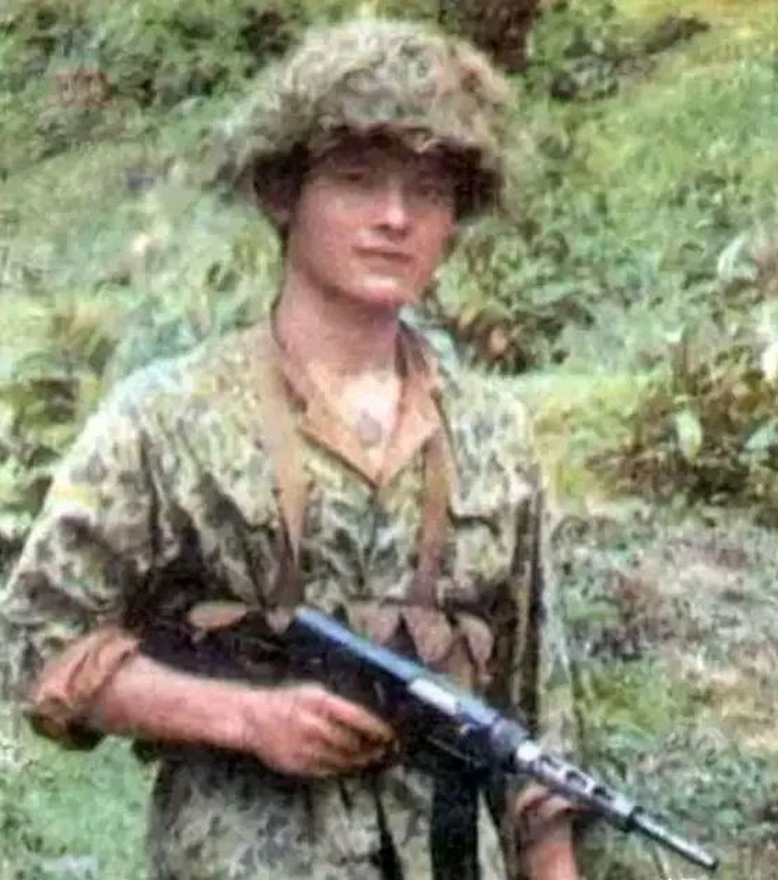 照片中酷帅的战士是张峰烈士,这是他在老山前线的一张留影.