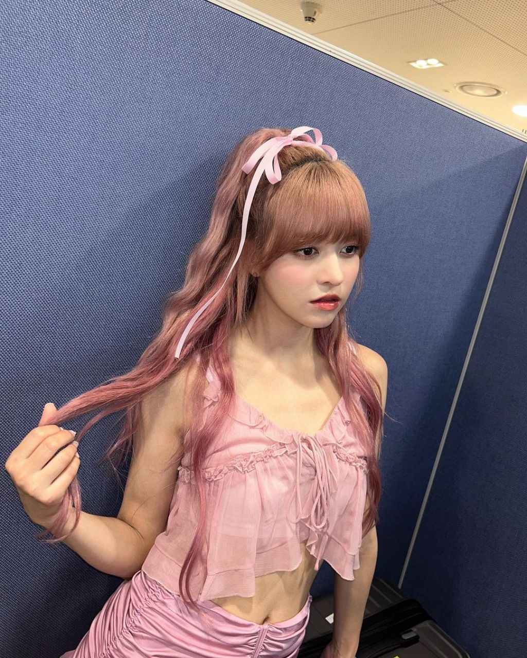 nmixx lily最新照片. 她身着粉色系吊带低胸装,性感又可爱!