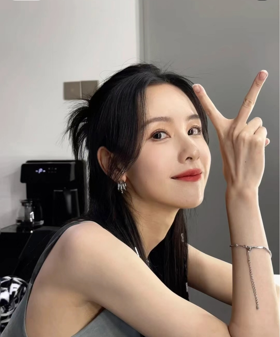 陈都灵结束活动心情大好,在休息室自拍俏皮感十足,她伸手比耶的时候