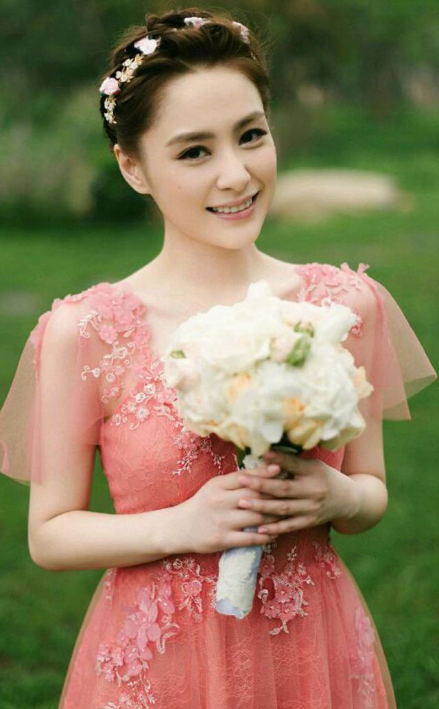 当阿娇脱去衣服,换上泳装,这清纯的性感