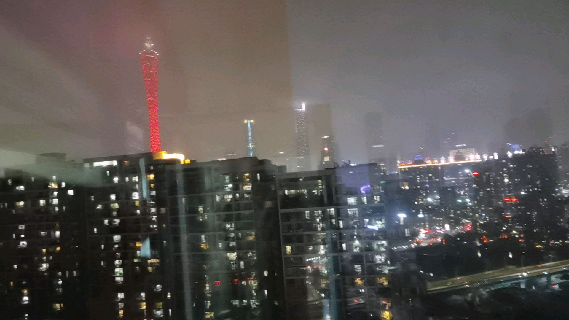 [图]都市之夜——流光溢彩的广州电视塔