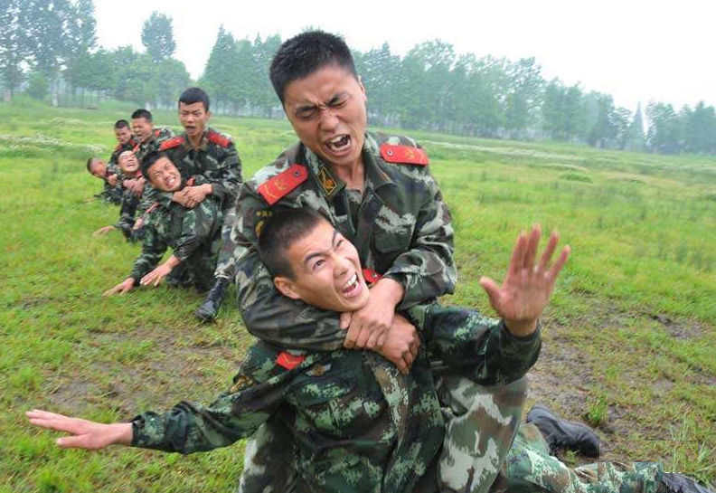 gif图文:解密黑龙十八手之1"青龙探爪"的搏击格斗实战运用