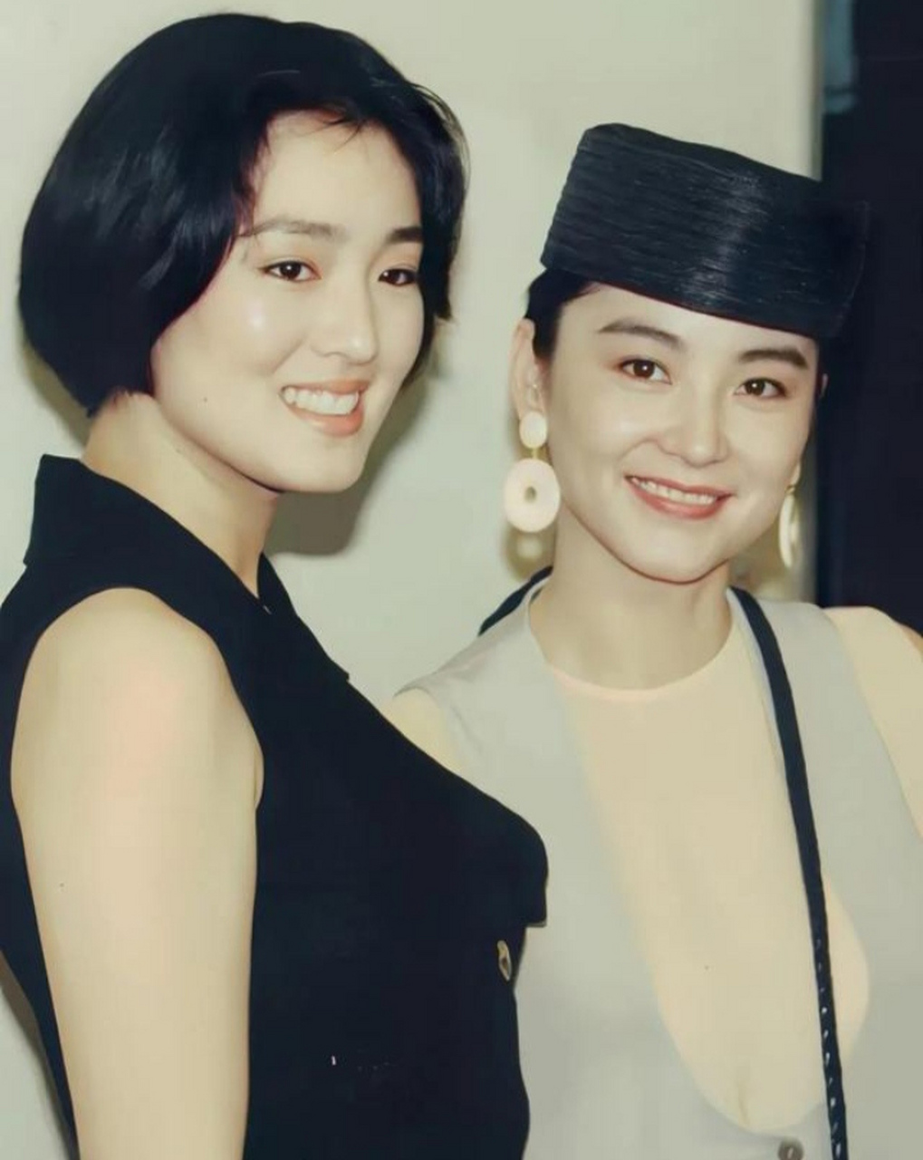 这是林青霞和巩俐九十年代的一张照片,当时的林青霞比巩俐大十一岁