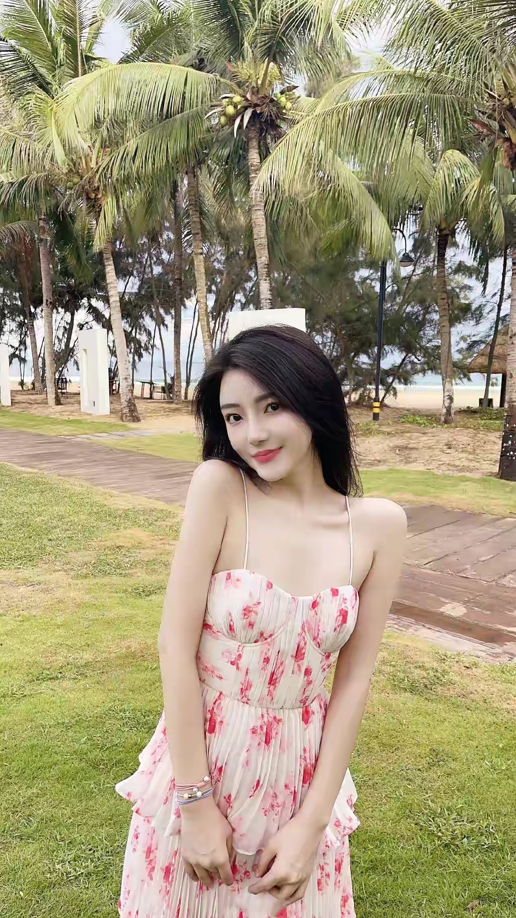 白卉子一袭吊带裙尽显妩媚动人