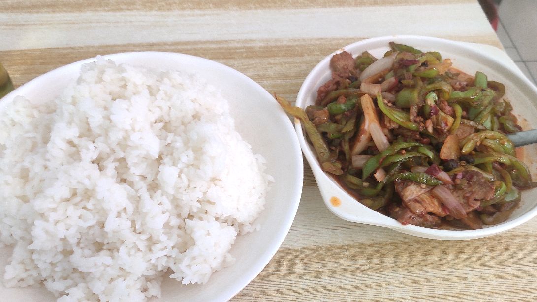 青椒炒肉盖浇饭,老板真实在,直接给了一盘菜一盘米饭