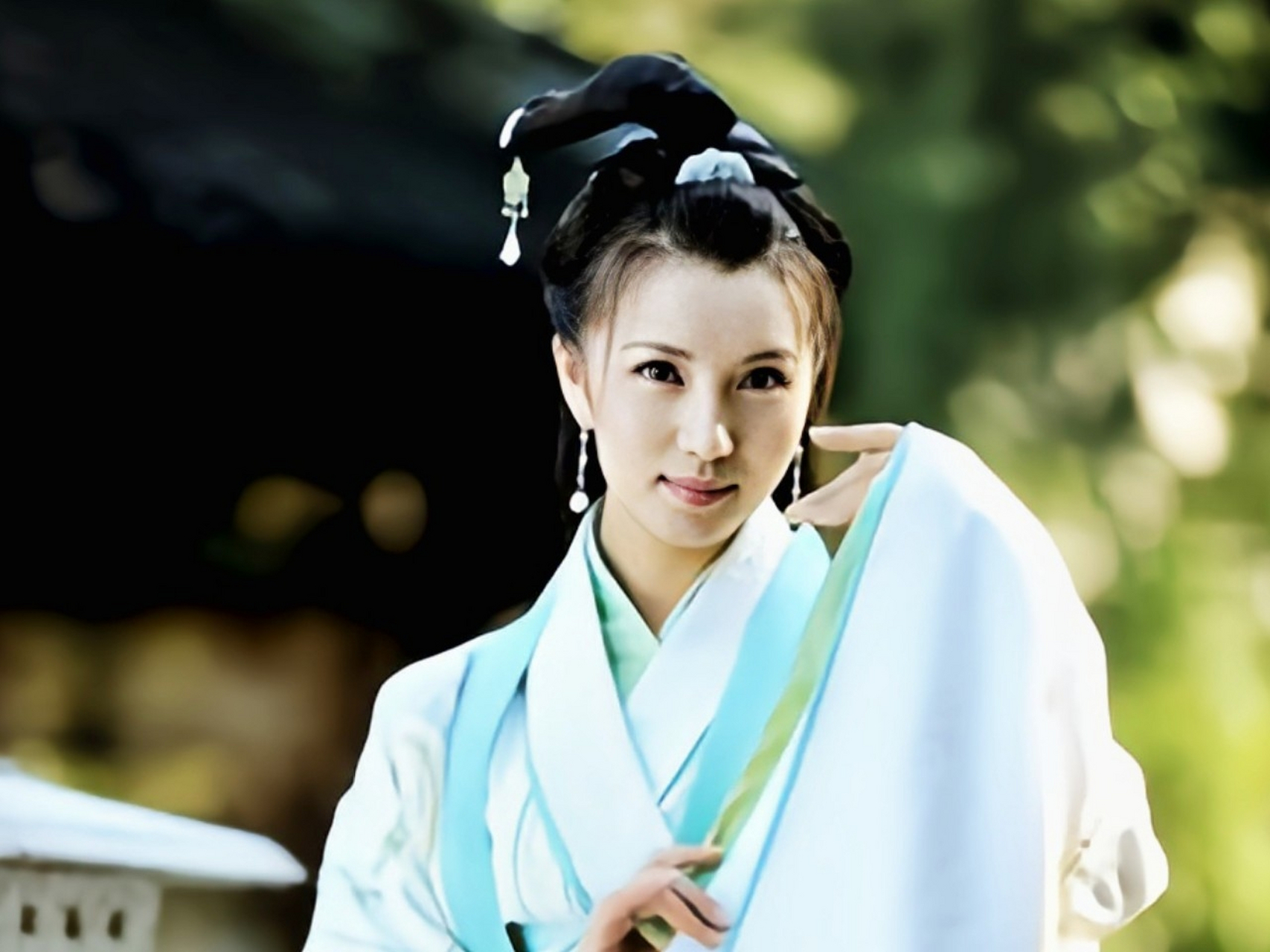 但《三国演义》是一部文学作品,貂蝉在所有的史书中都语焉不详,《三国