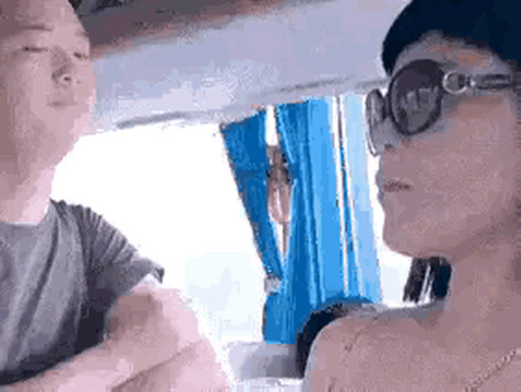 一名穿着低胸连衣裙的女子上了公交车,只因为被一名男子看了一眼,便质