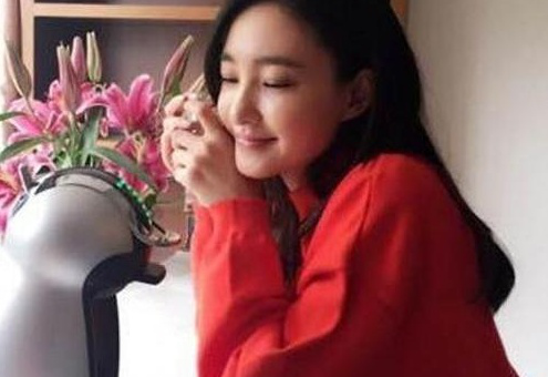 晒晒王丽坤的豪宅,家里摆满玫瑰花,网友:装修豪华又不失精致