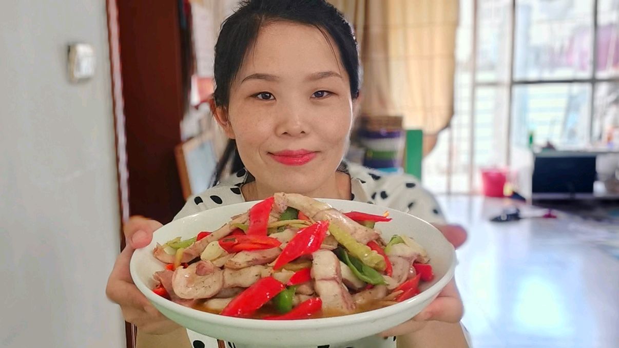 泡椒财鱼片酸爽开胃,鱼头鱼骨熬成汤,一点也不浪费