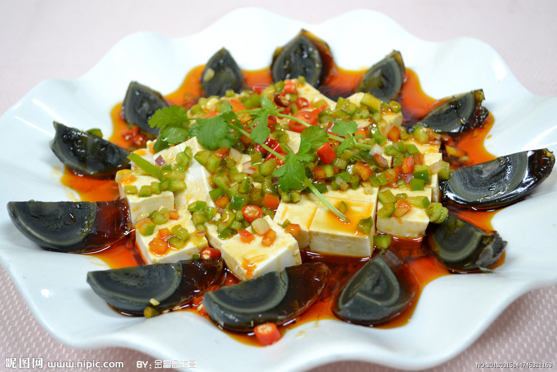 【#夏日解腻小凉菜# :凉拌皮蛋豆腐】夏日炎炎,这道鲜辣爽口的小凉菜