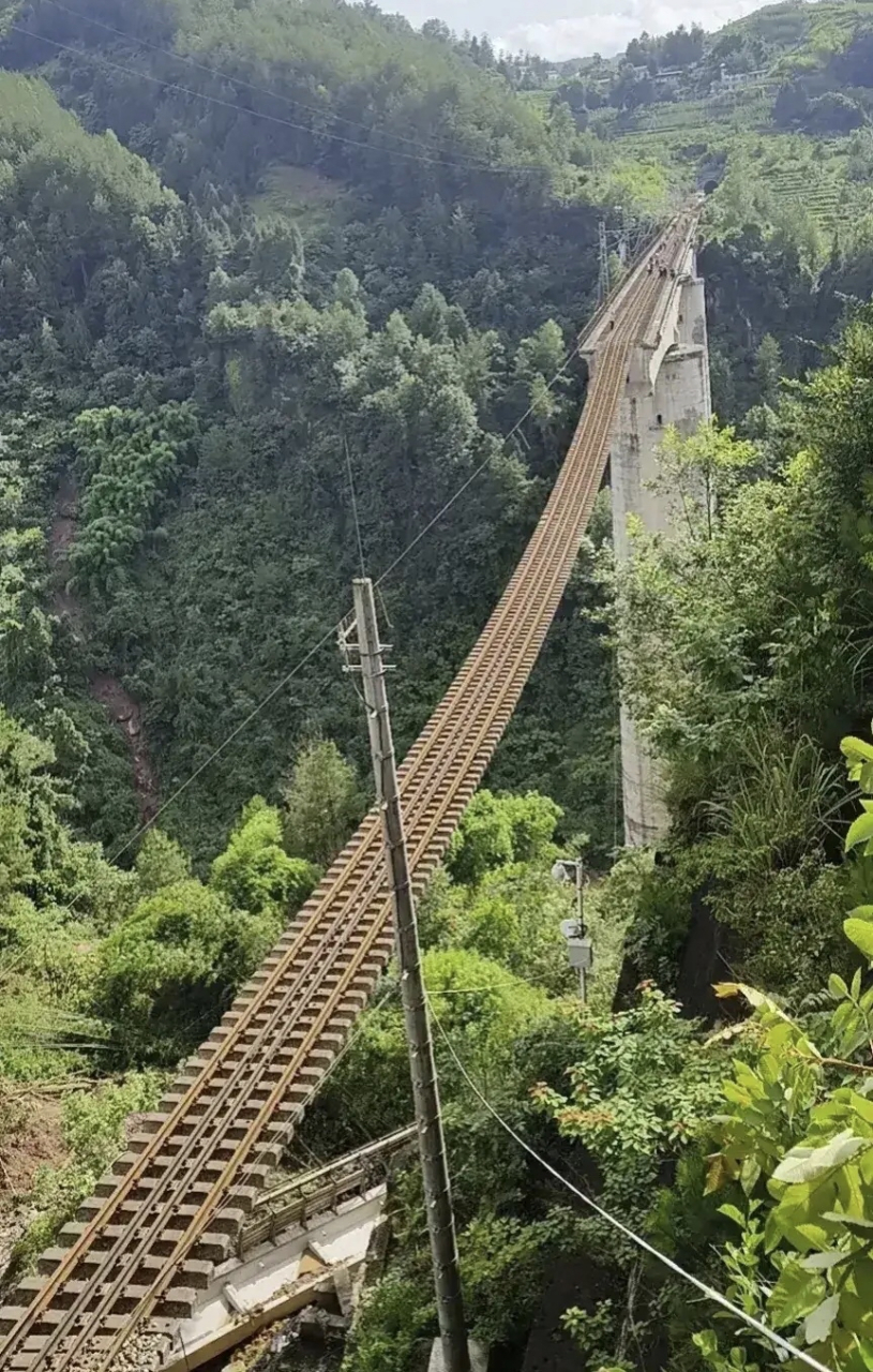 万凉铁路鱼背山至罗田之间的驷步河铁路桥部分桥墩被洪水冲毁,途经
