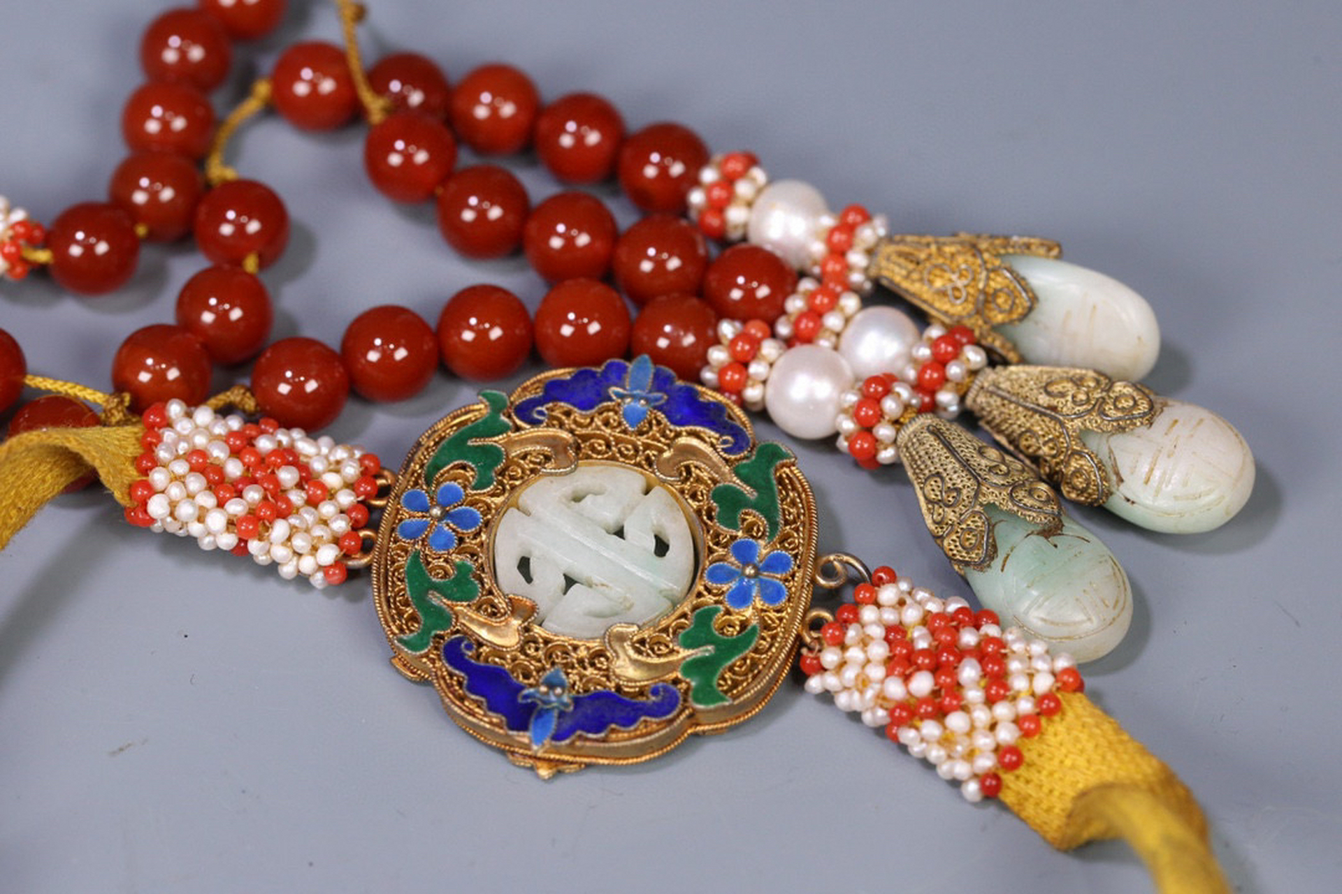 旧藏 清代 和田玉绳纹朝珠,十八子,玉马雕件一套.尺寸1.2厘米,玉马5.