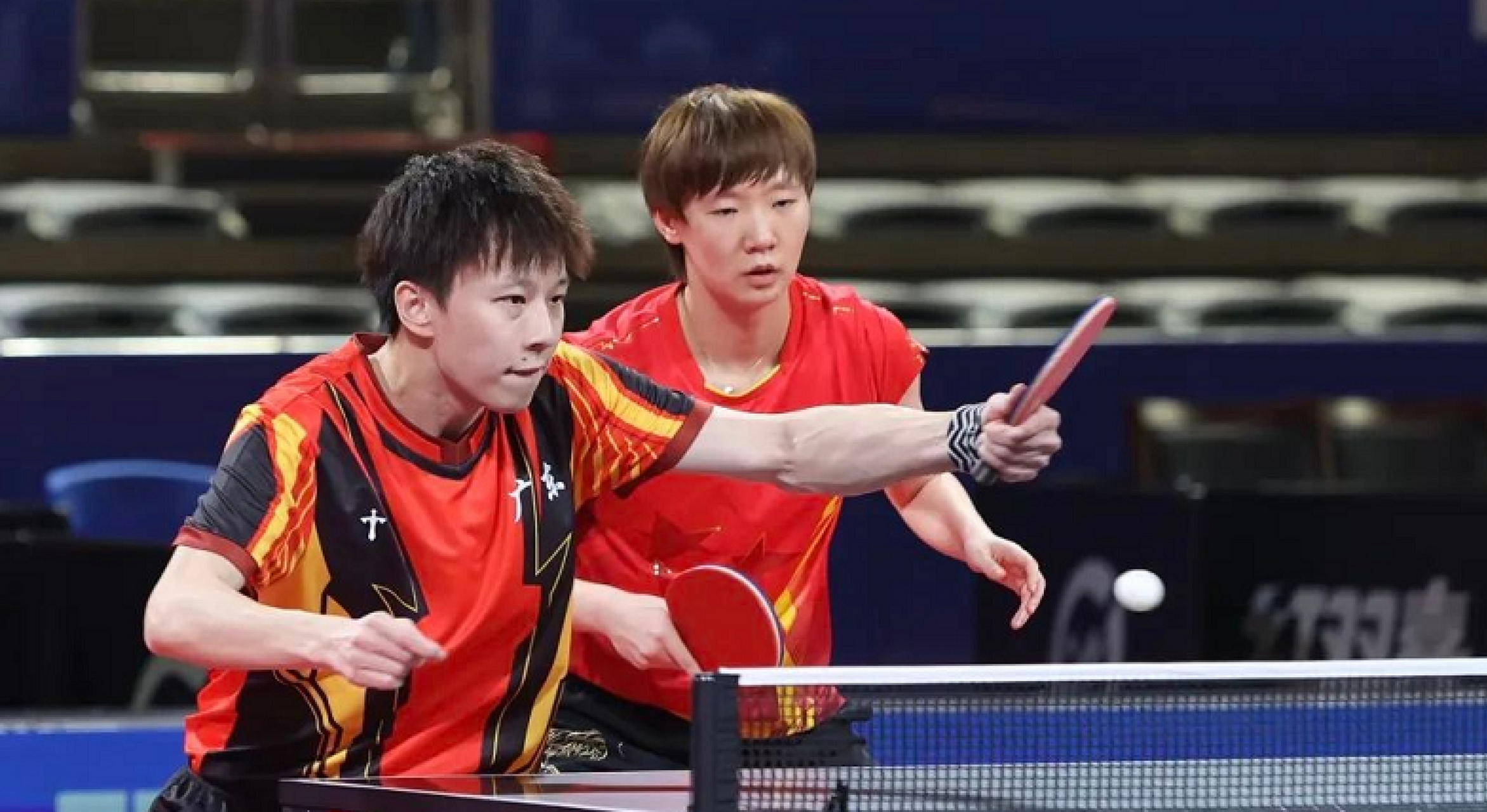 乒乓球全国锦标赛混双半决赛展开争夺,林高远和王曼昱组合以2-3不敌向