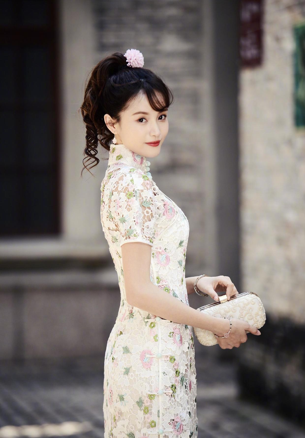 刘芳菲旗袍图片