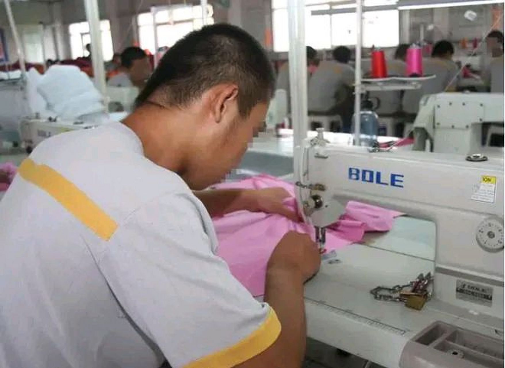 原来就听说在监狱楼里面都要踩缝纫机,这次我因打架伤人进去了,估计也