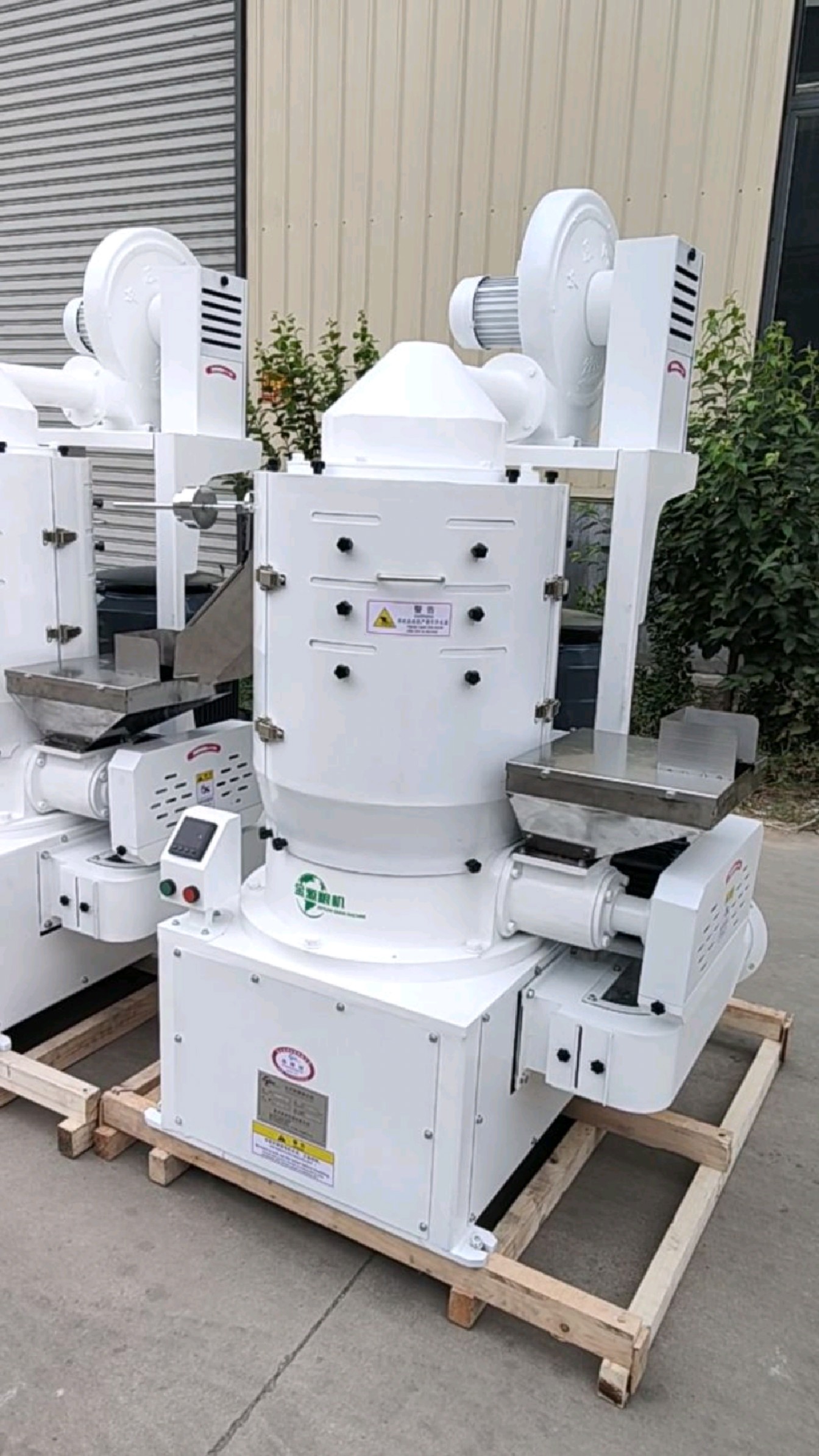 大米加工设备必备设备之立式米机.-度小视