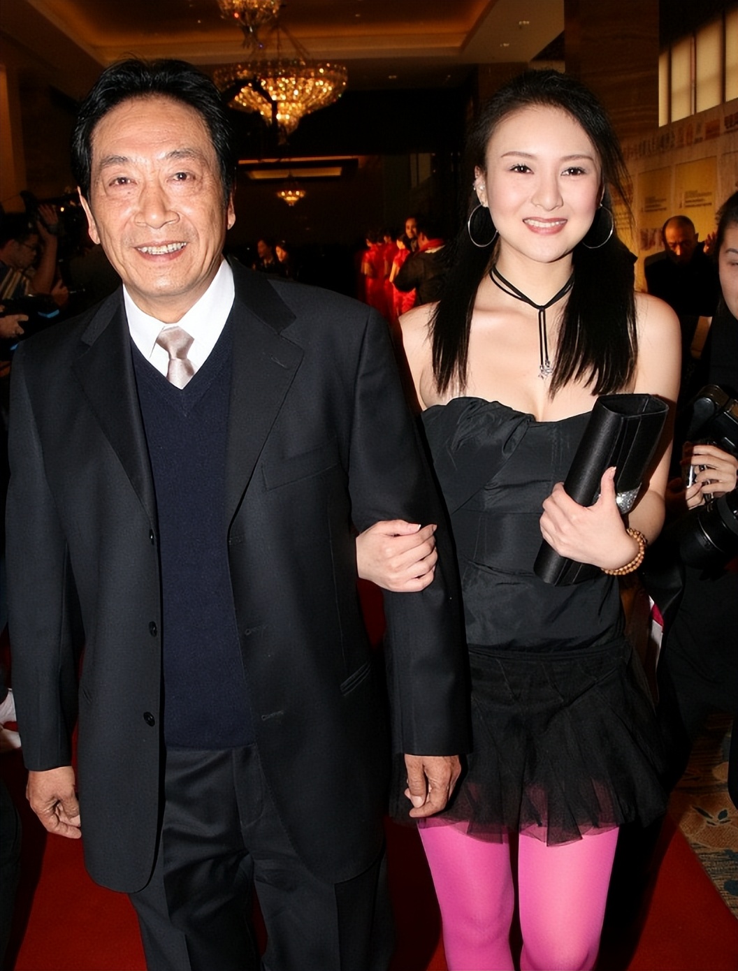 31岁饶芯语嫁68岁一级演员王奎荣,不要车子房子彩礼,她图啥呢?