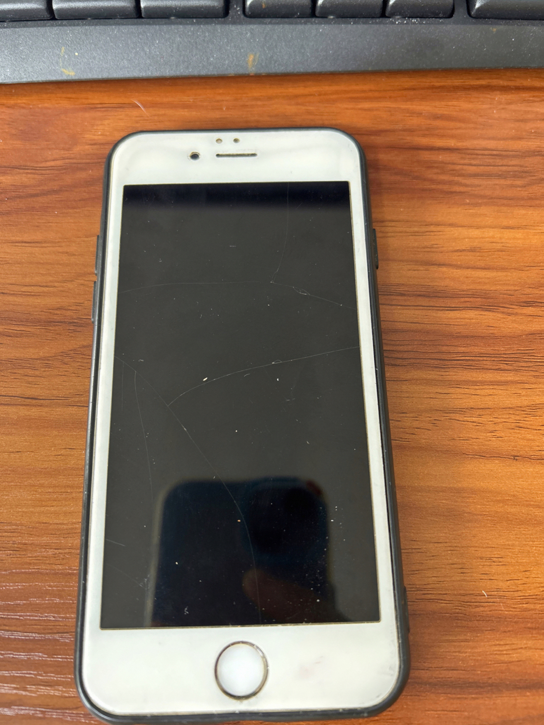 苹果6s用了好多年,除了电池耗电快,屏幕有轻微裂痕,但不影响使用