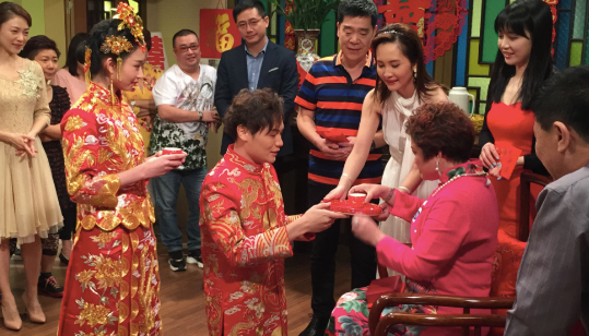 《我爱你》火热上映后,81岁卢秋萍引网友热议,和丈夫恩爱非常!