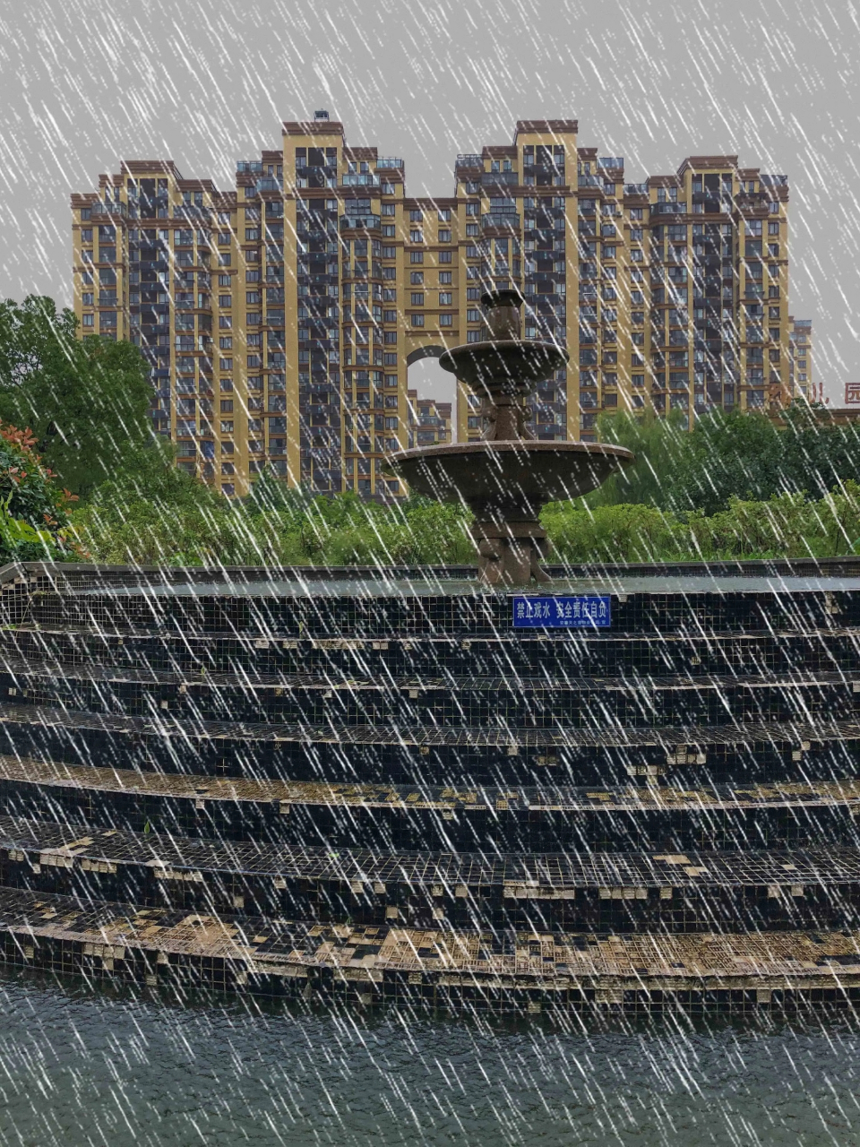 当忽然间黑云密布,惊雷暴响,大雨滂沱而下时,仿佛世界都变得安静了.