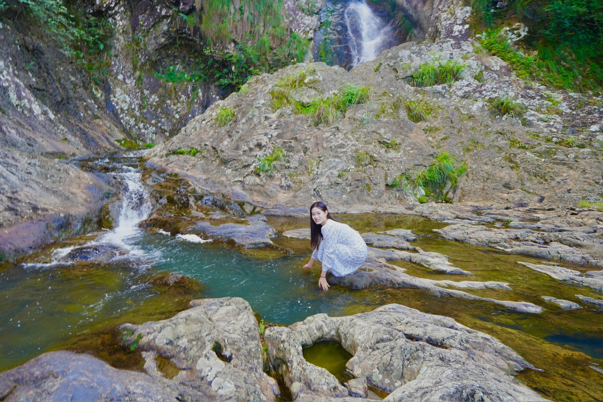 日前,在一个阳光明媚的午后,来到九珠潭,这里有九个像珠子一样连接的