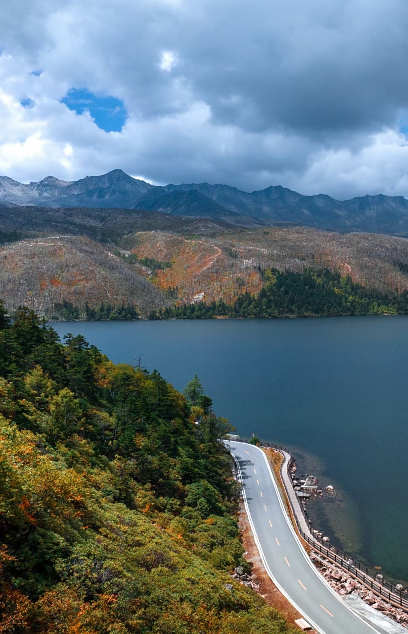 康定情歌(木格措)风景区坐落于贡嘎山脉中段,距离康定市区约17公里,系