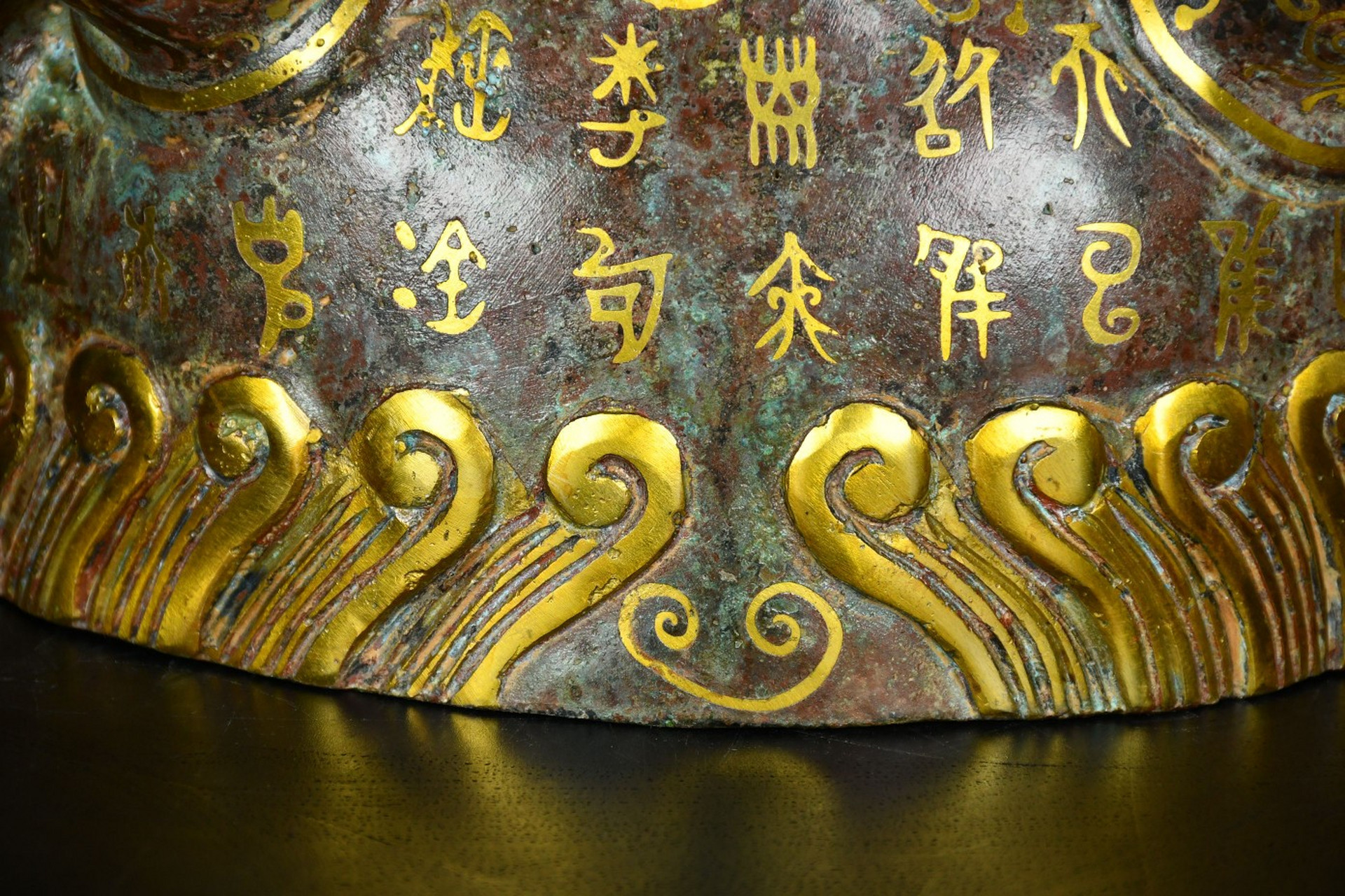 战国青铜——错金头盔—— 高:15厘米——宽:22厘米—— 重:2公斤