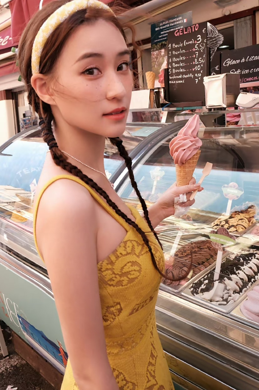 何超莲分享开心日常,她在街头买冰淇淋,侧脸下颌线太清晰,两个细麻花