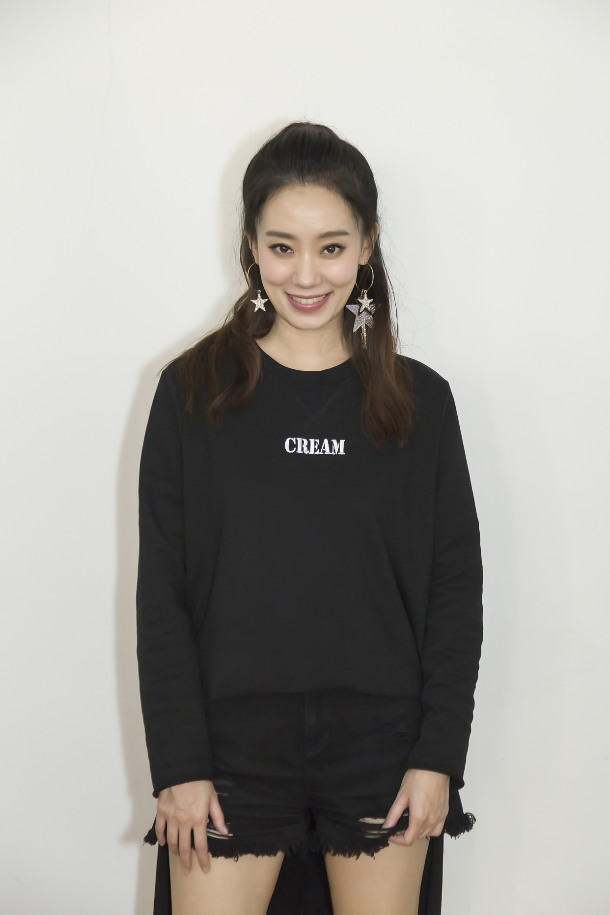 张小斐也35岁了,不过依然俏皮可爱 海报拍摄未修超清图,美