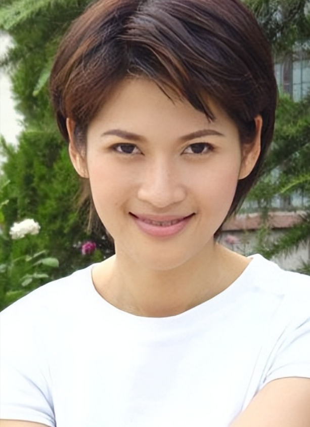著名美女主持人:与冯小刚"夜宿",恋上前国脚,至今45岁仍未婚