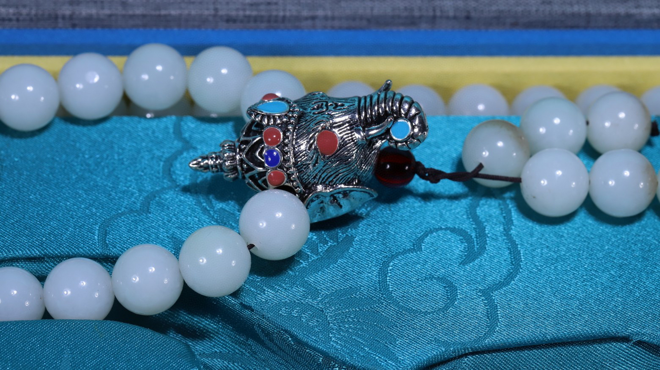 清 和田玉一串朝珠(108 6)颗 单颗均宽1.2厘米.总重338克