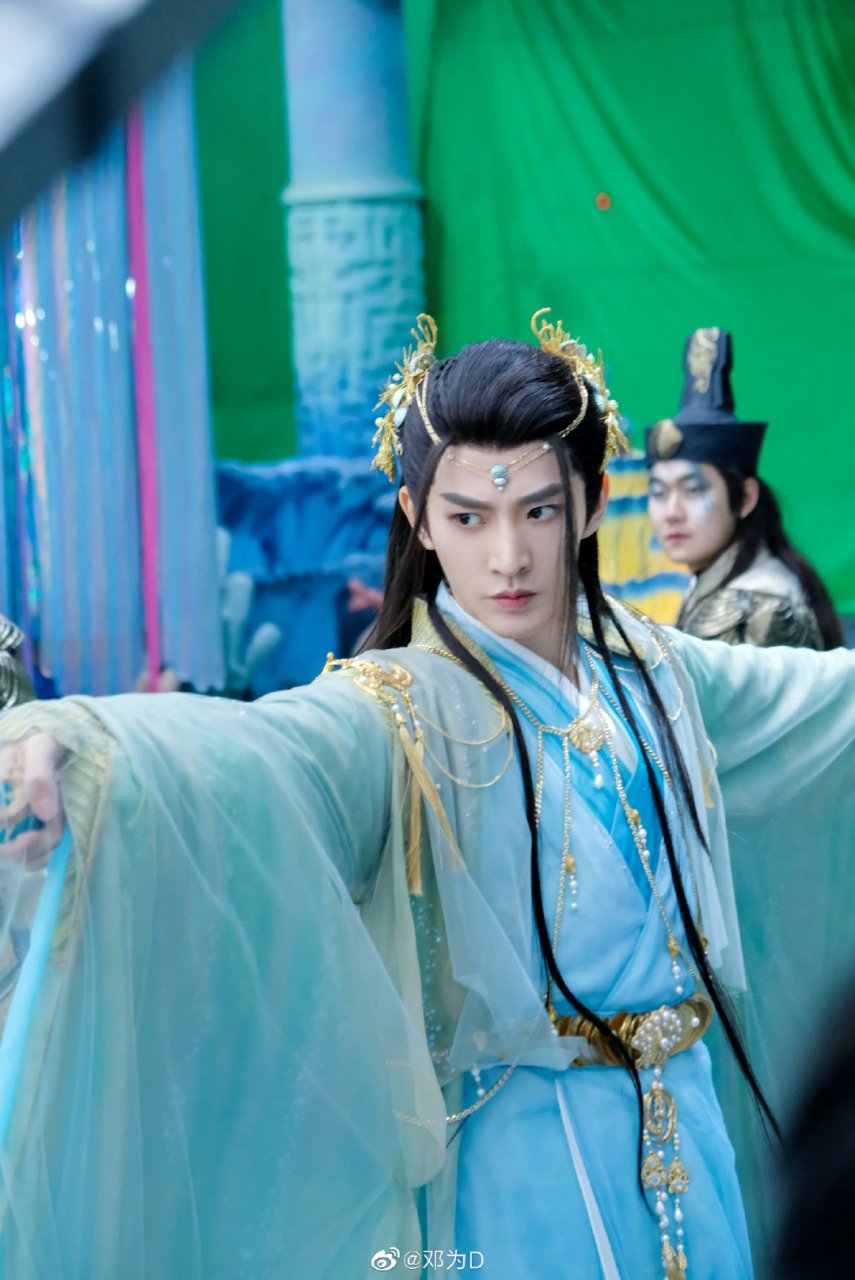 《长月烬明》中邓为的古装造型很出众#长月烬明# #邓为