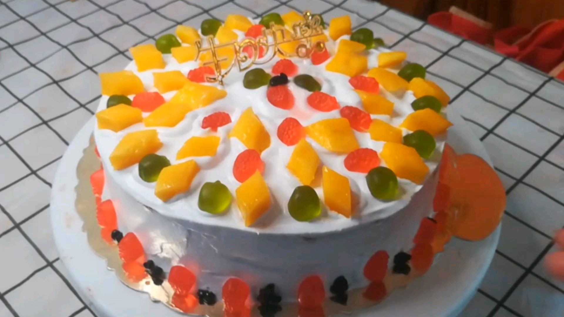 生日蛋糕不用出去买了,在家就可以做成本只要20元,松软又香甜