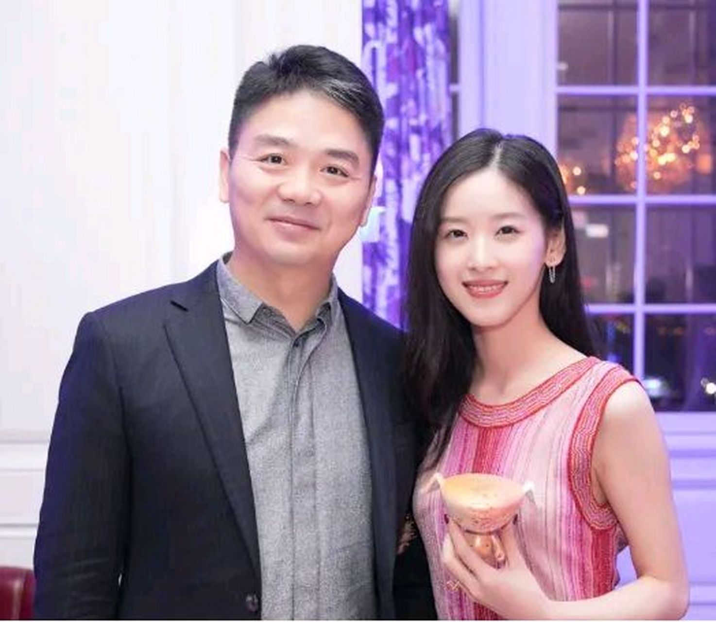 有一次,李彦宏在一场宴会上遇见了他心仪已久的女孩马东敏.