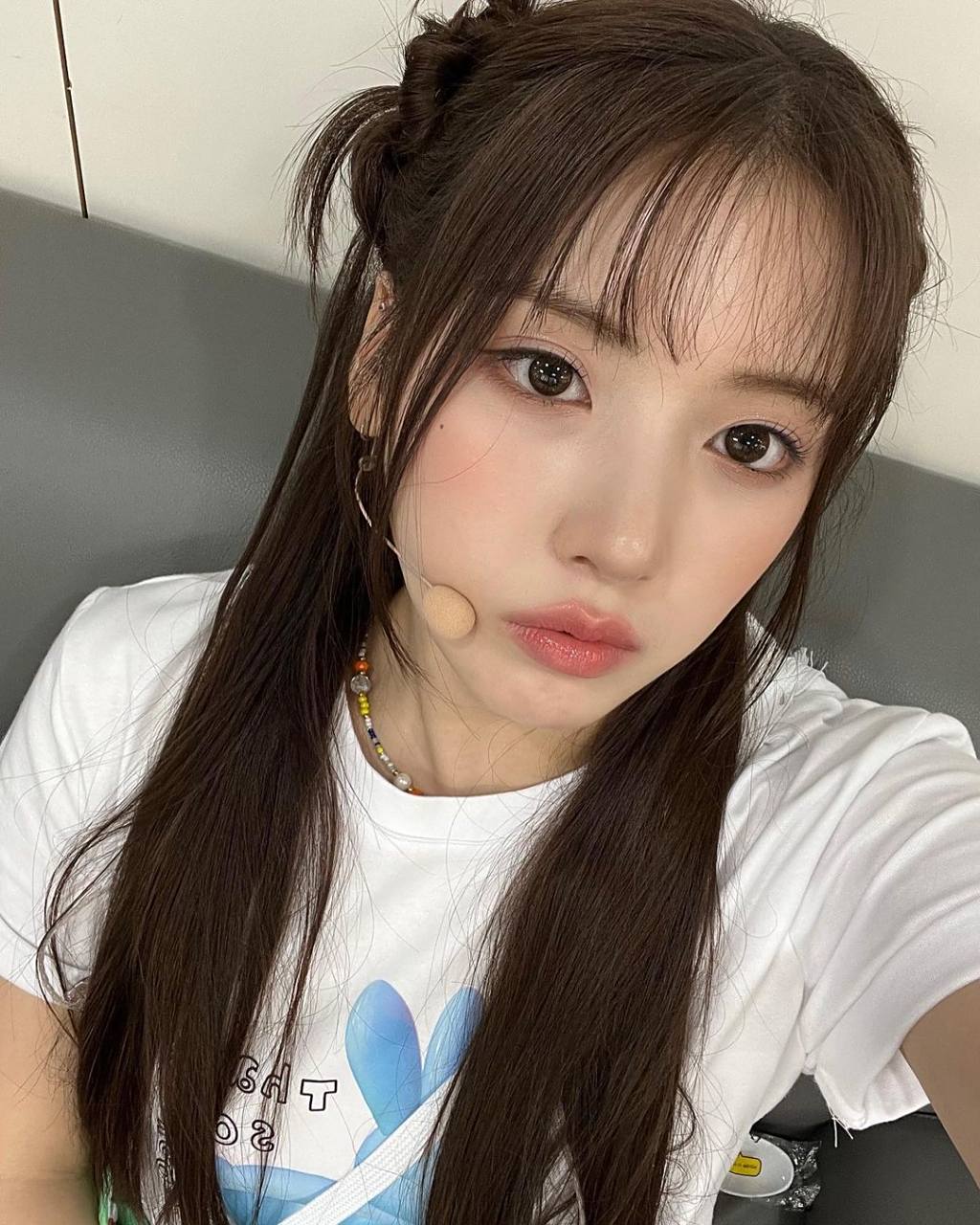 jiwoo怼脸自拍. 她身着短袖t恤在镜头面前扮可爱.