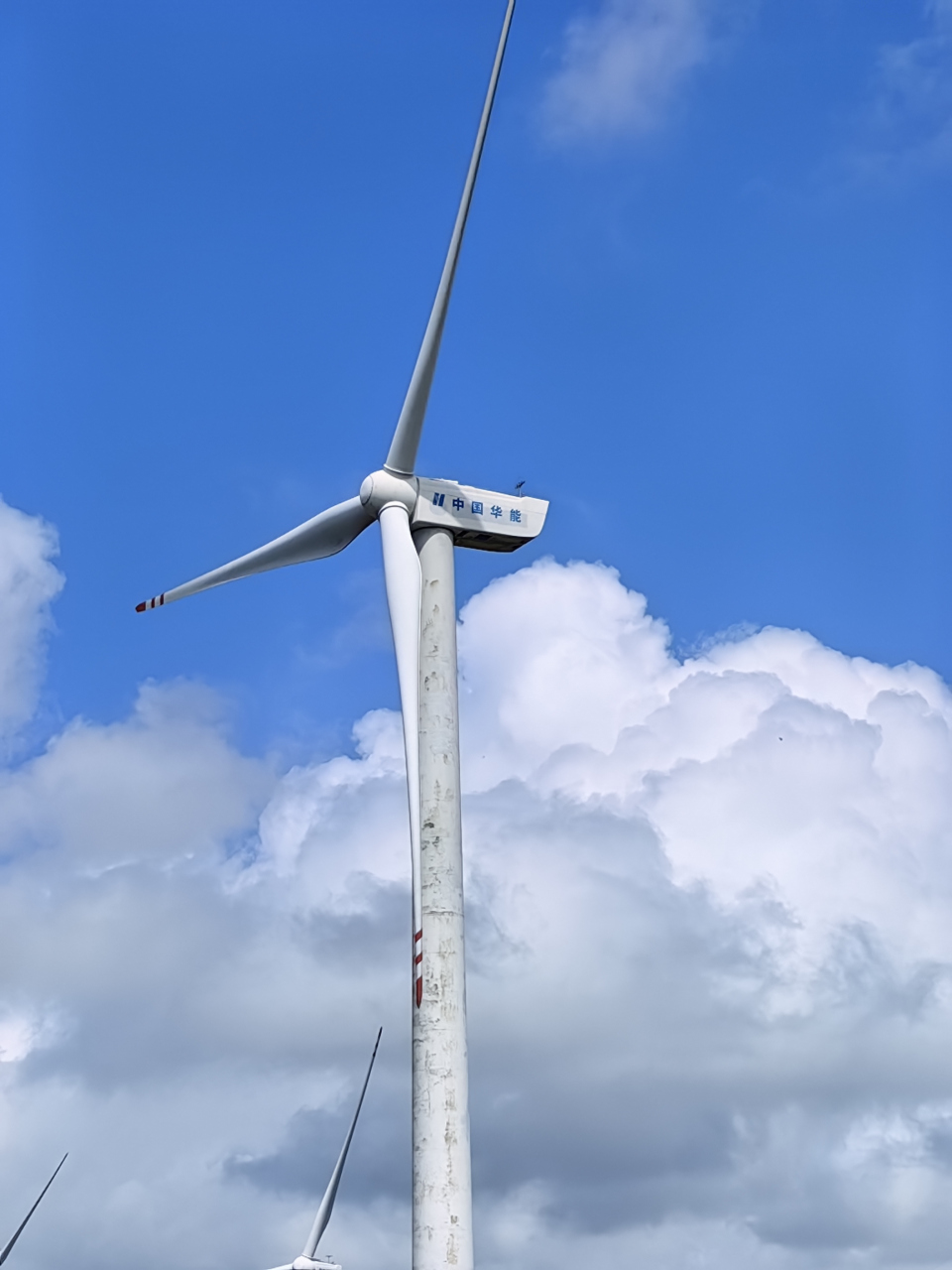 阳江东平风车山,现在把路修好了,自驾可以很方便地开到山顶,仰望与